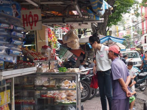 “Chộp lén” Diễm Hương tung tăng đi chợ, “chén” bánh canh cua 
