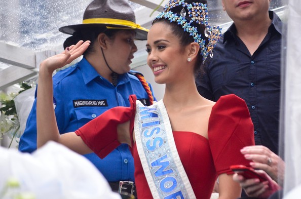 Megan Young rạng rỡ ở quê nhà