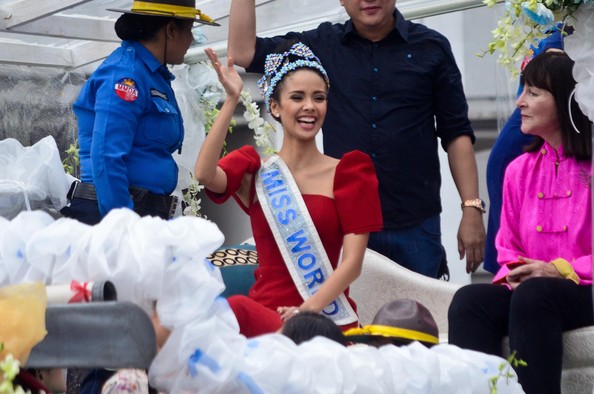 Ngay sau chiến thắng của Megan Young tại Miss World 2013, phía Mỹ đã gửi đơn yêu cầu ban tổ chức cuộc thi phải công nhận cô là thí sinh đại diện cho nước Mỹ chứ không phải Phillipines