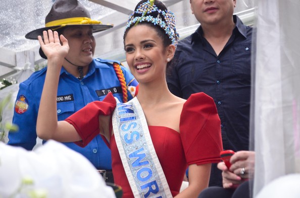 Ngay sau chiến thắng của Megan Young tại Miss World 2013, phía Mỹ đã gửi đơn yêu cầu ban tổ chức cuộc thi phải công nhận cô là thí sinh đại diện cho nước Mỹ chứ không phải Phillipines