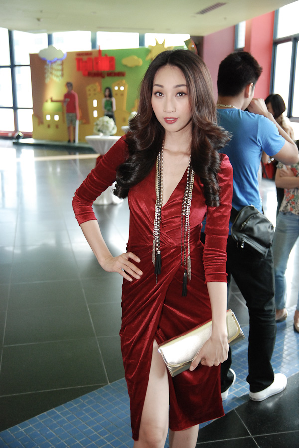 Ca sĩ Lều Phương Anh nổi bật trong bộ đầm đỏ sexy 3