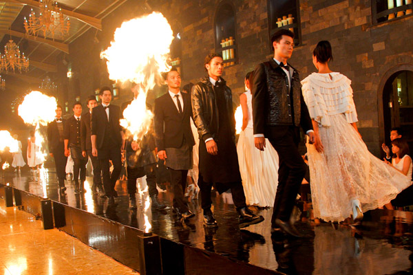 Trong tập này, các thí sinh phải trình diễn catwalk với lửa 3
