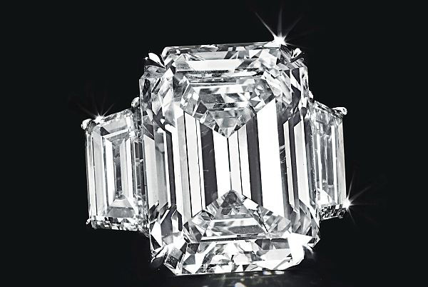 Chiếc nhẫn kim cương 20 carat mà Kim Kardashian từng đeo