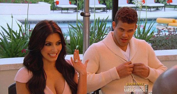 Kim Kardashian đã rất hãnh diện về chiếc nhẫn này và khoe ngay trên truyền hình