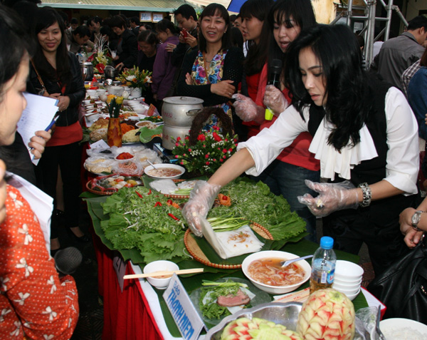 Thanh Lam tự tay chế biến món ăn mời ban giám khảo - Ảnh: N.Thắng