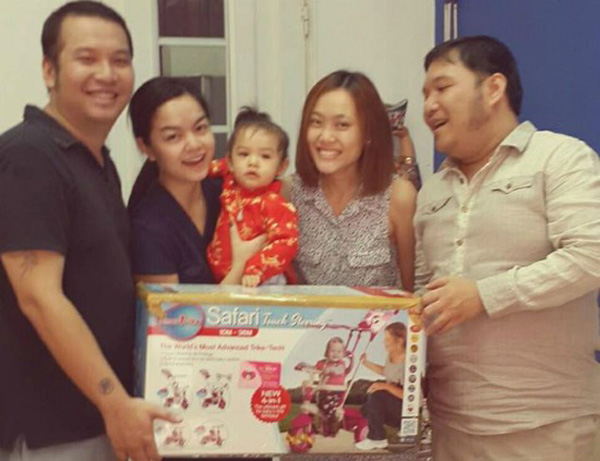 Vợ chồng Nguyễn Hà cũng đến và tặng quà là một chiếc xe đẩy cho bé Tuệ Lâm
