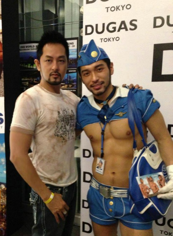 Anh Minh bên cạnh một cố diễn viên nổi tiếng tại Nhật Bản của dòng phim người lớn dành cho người đồng tính