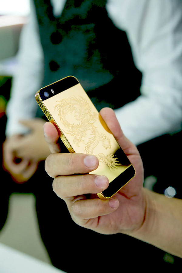 Bắt gặp Miu Lê đi sắm iPhone 5s mạ vàng rồng 5