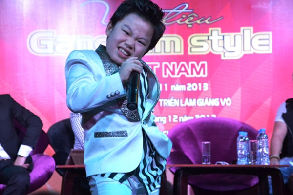 PSY nhí nhảy và hát chuyên nghiệp trong buổi họp báo 1
