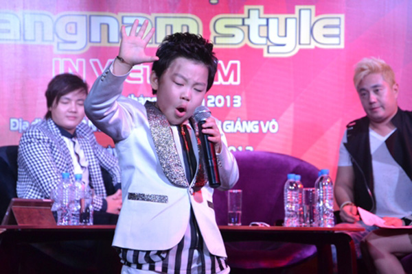 PSY nhí nhảy và hát chuyên nghiệp trong buổi họp báo 3