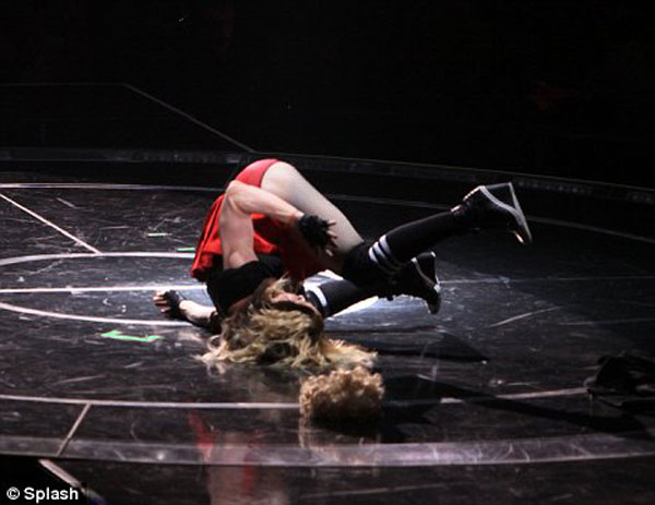 Nhảy quá sung, Selena Gomez ‘vồ ếch’ trên sân khấu 6