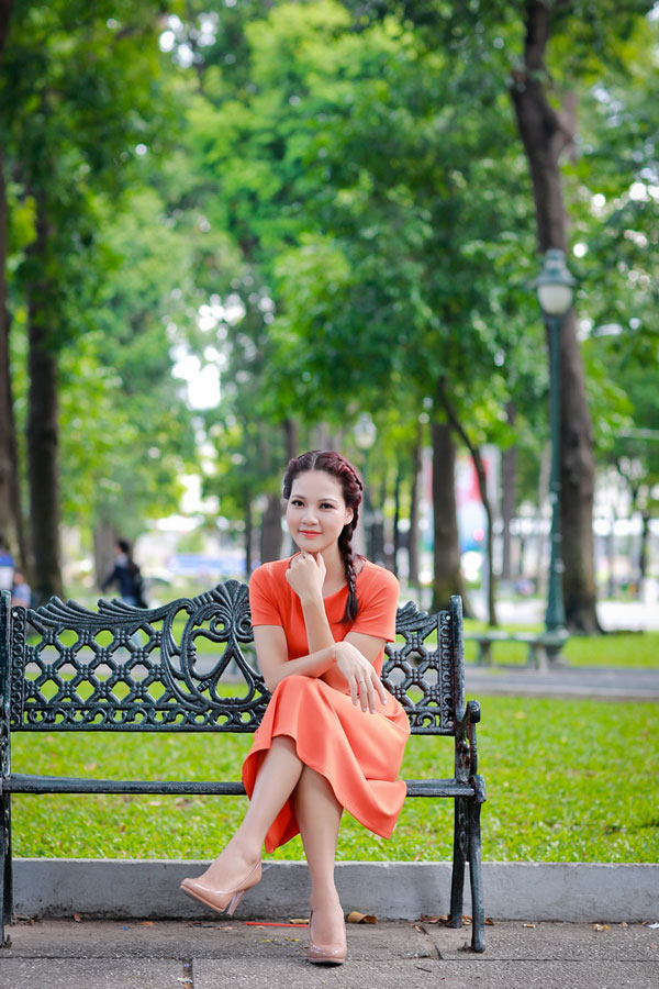 Trần Thị Quỳnh rực rỡ với sắc cam trong nắng Sài Gòn 14