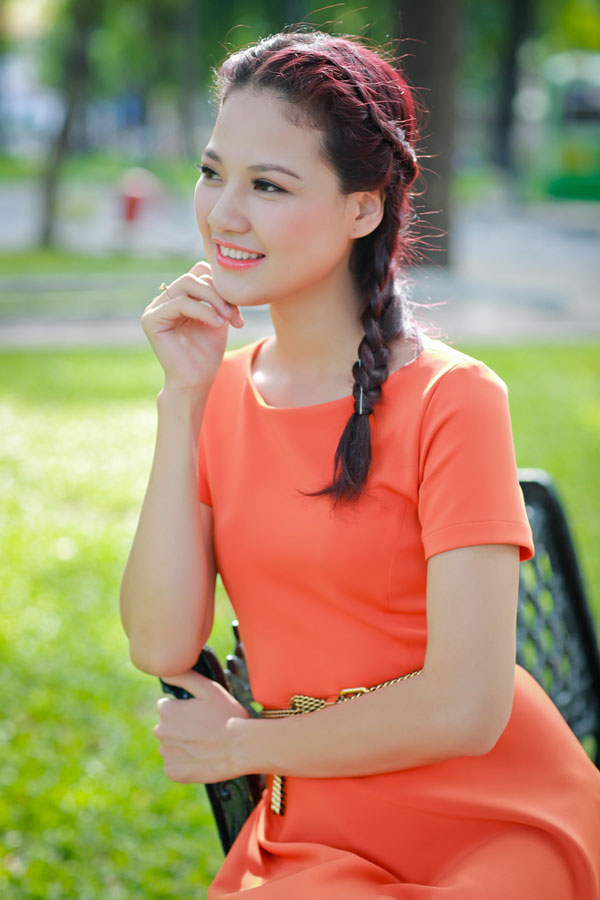 Trần Thị Quỳnh rực rỡ với sắc cam trong nắng Sài Gòn 15