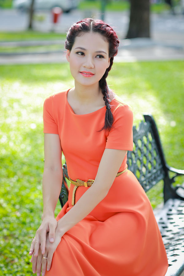 Trần Thị Quỳnh rực rỡ với sắc cam trong nắng Sài Gòn 16