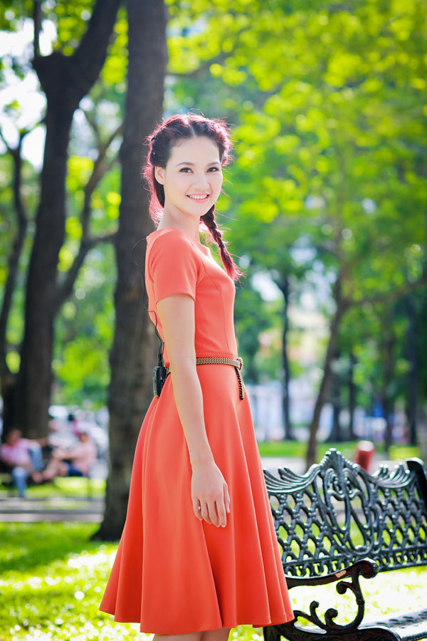 Trần Thị Quỳnh rực rỡ với sắc cam trong nắng Sài Gòn 17