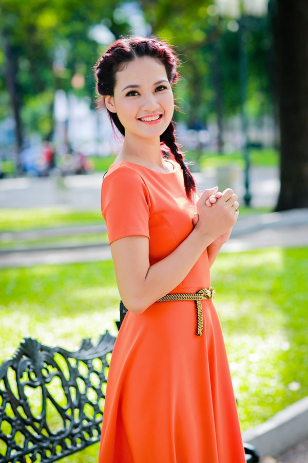 Trần Thị Quỳnh rực rỡ với sắc cam trong nắng Sài Gòn 4