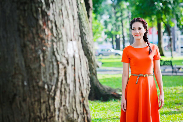 Trần Thị Quỳnh rực rỡ với sắc cam trong nắng Sài Gòn 5