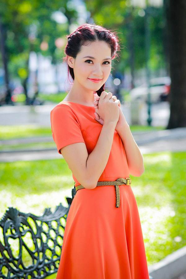 Trần Thị Quỳnh rực rỡ với sắc cam trong nắng Sài Gòn 6
