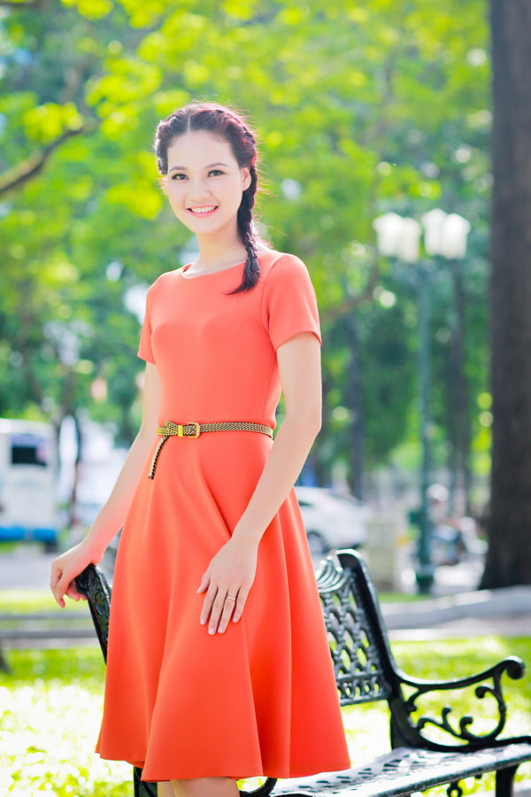 Trần Thị Quỳnh rực rỡ với sắc cam trong nắng Sài Gòn 8