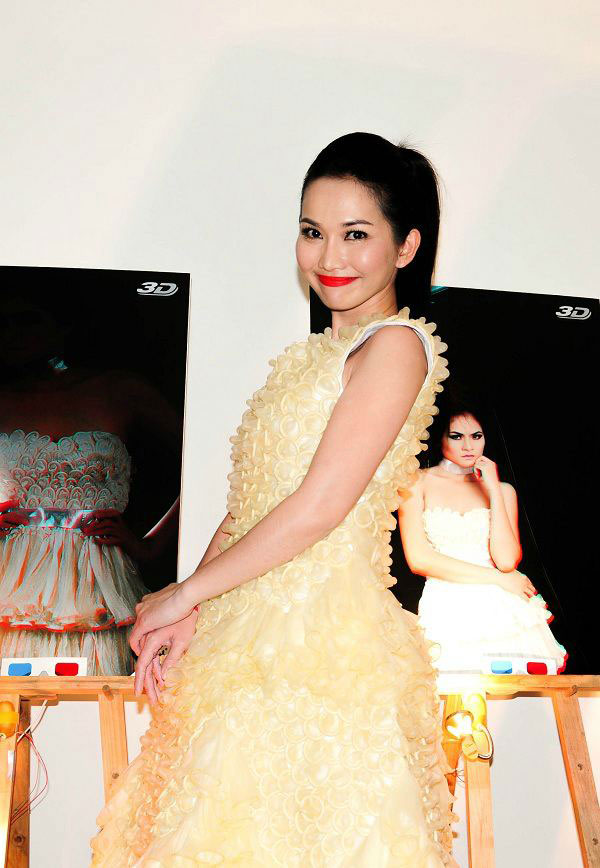 Kim Hiền bất ngờ diễn thời trang với váy kết bằng bao cao su 2