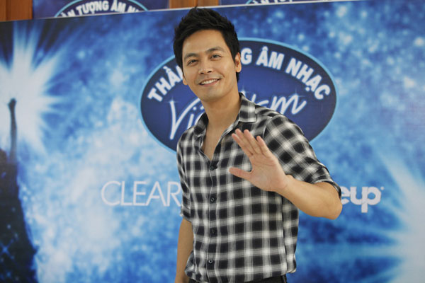 Thu Minh xin lỗi thí sinh Vietnam Idol vì phải… đeo kiếng 12