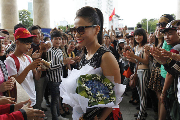 Thu Minh xin lỗi thí sinh Vietnam Idol vì phải… đeo kiếng 4