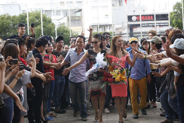 Thu Minh xin lỗi thí sinh Vietnam Idol vì phải… đeo kiếng 8
