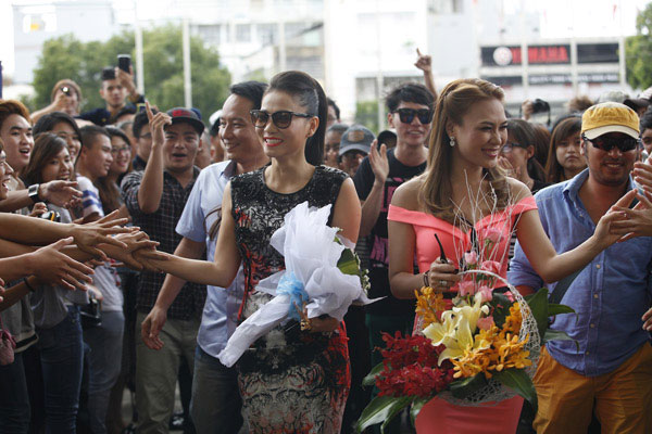 Thu Minh xin lỗi thí sinh Vietnam Idol vì phải… đeo kiếng 9