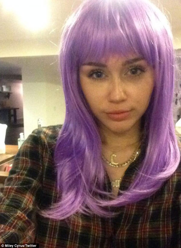 Miley Cyrus đội tóc giả, diện mốt ‘thảm họa’ đi đón Halloween 3