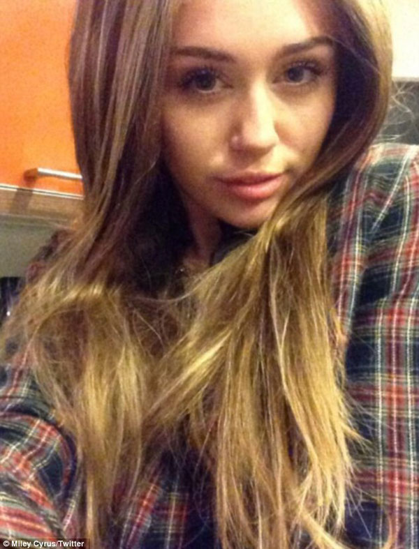 Miley Cyrus đội tóc giả, diện mốt ‘thảm họa’ đi đón Halloween 5