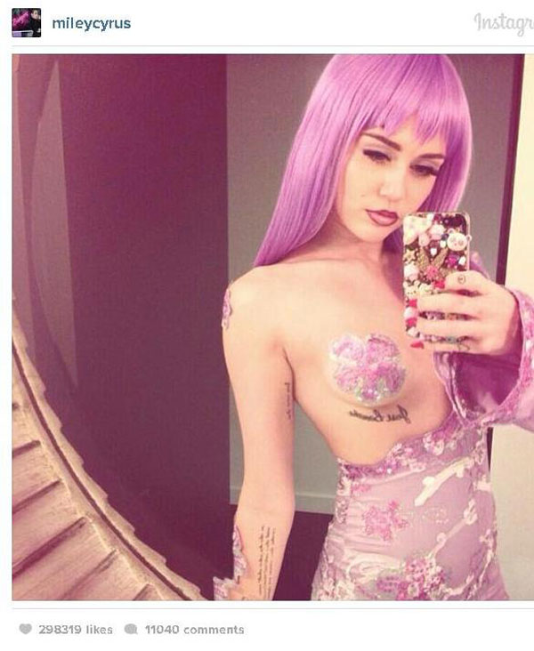 Miley Cyrus đội tóc giả, diện mốt ‘thảm họa’ đi đón Halloween 6
