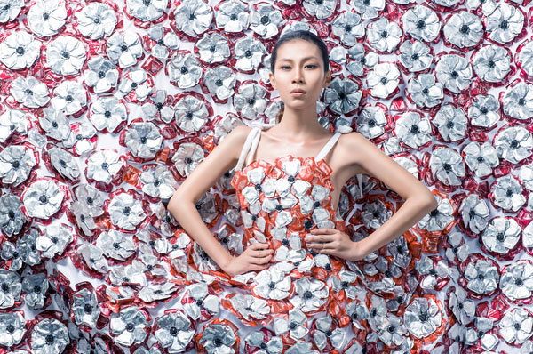 Người đẹp chuyển giới Lan Phương diện váy ‘độc’ làm từ 3.500 bao cao su 1