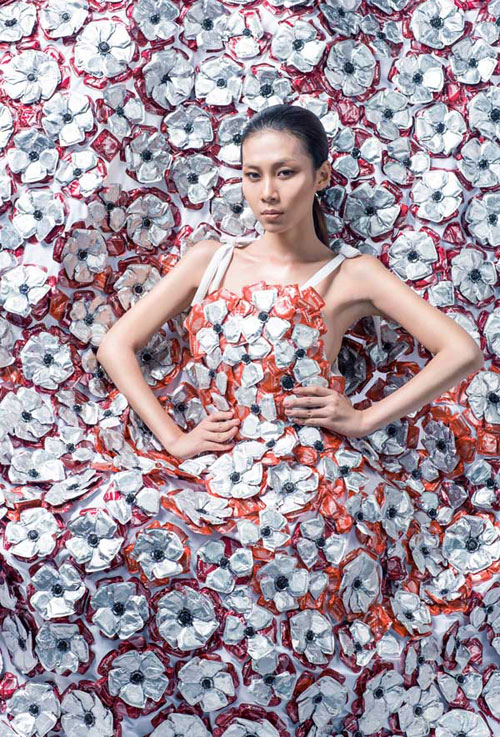 Người đẹp chuyển giới Lan Phương diện váy ‘độc’ làm từ 3.500 bao cao su 8