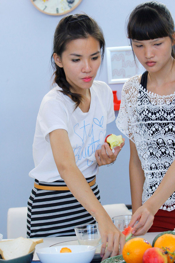 Thí sinh Vietnam’s Next Top Model 2013 bắt đầu ‘phân vai’, gặp nhau ‘xôm tụ’ tại Nhà chung 17