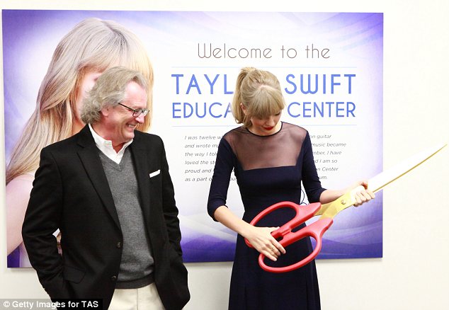 Taylor Swift cầm ‘kéo khủng’ cắt băng khai giảng trường học 