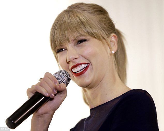 Taylor Swift cầm ‘kéo khủng’ cắt băng khai giảng trường học 