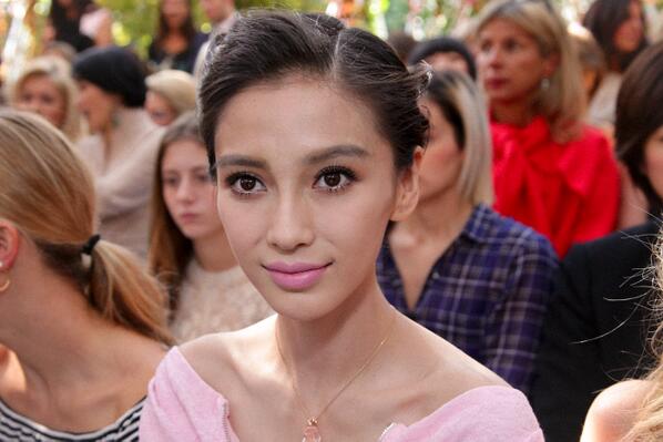 Angelababy ngồi xe lăn vì ốm nặng 1