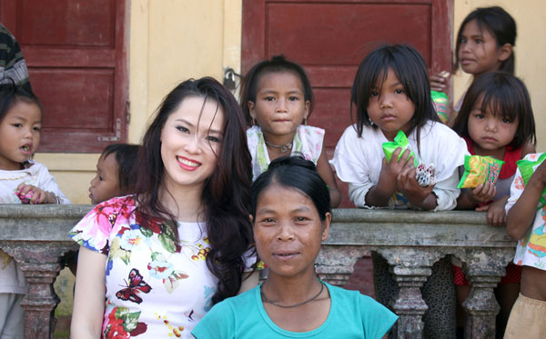 Á hậu Thái Như Ngọc về Việt Nam đến thăm người Arem ở Quảng Bình sau mùa Lũ 1