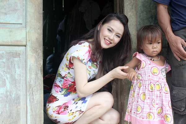 Á hậu Thái Như Ngọc về Việt Nam đến thăm người Arem ở Quảng Bình sau mùa Lũ 13