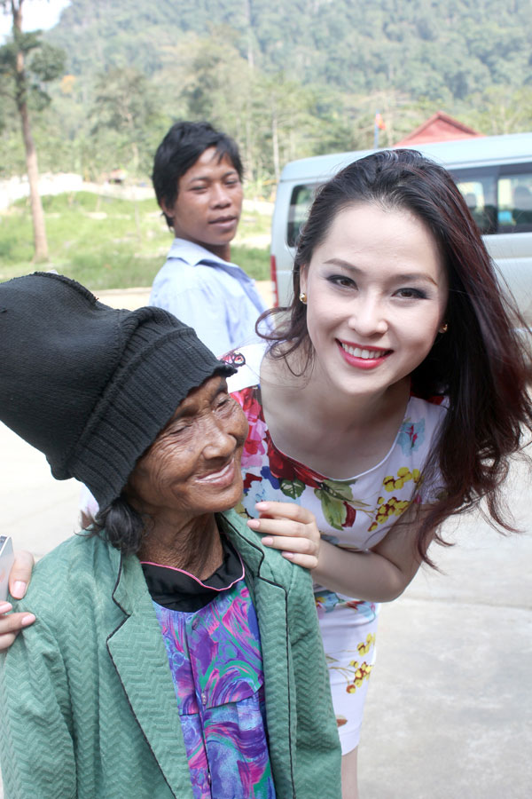 Á hậu Thái Như Ngọc về Việt Nam đến thăm người Arem ở Quảng Bình sau mùa Lũ 6