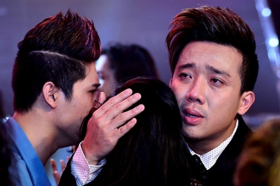 Khi Tư Duy và Huỳnh Mến phải ra về trong cuộc thi Thử thách cùng bước nhảy năm 2012, Trấn Thành ôm hai thí sinh vào lòng và khóc, chia sẻ sự tiếc nuối