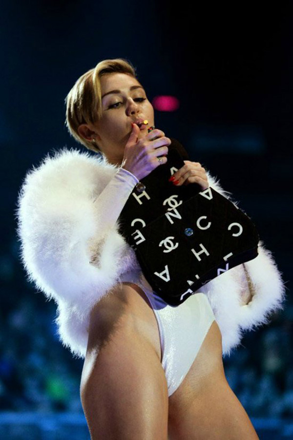 Xuất hiện trong lễ trao giải thưởng âm nhạc châu Âu MTV Europe Music Awards 2013 được tổ chức ở thành phố Amsterdam, Miley Cyrus tiếp tục gây sốc với trang phục hở trên, lộ dưới. Phần dưới trang phục trông không khác gì bikini một mảnh, có phần táo bạo hơn khiến Miley nhiều lần để lộ khu vực nhạy cảm - Ảnh: Wireimage