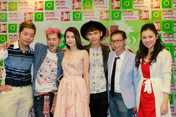 Phạm Hoài Nam cùng các nghệ sĩ tham dự chương trình