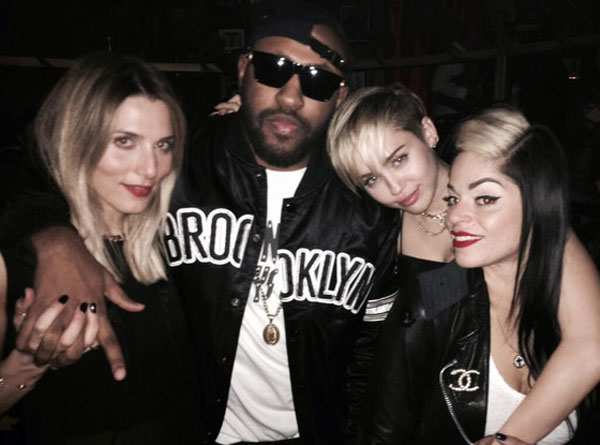  Miley Cyrus chụp ảnh cùng bạn bè tại bữa tiệc