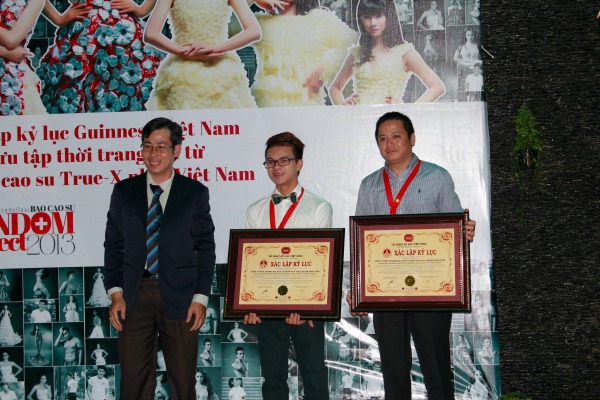 Nguyễn Minh Tuấn nhận huy chương và bằng xác nhận Kỷ lục Guiness Việt Nam 3