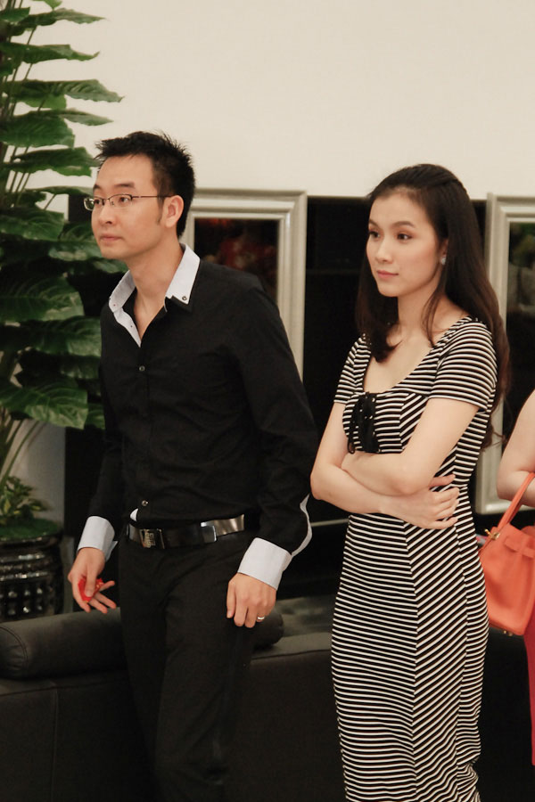 Hoa hậu Thùy Lâm gầy ốm, tay trong tay không rời chồng nửa bước 1