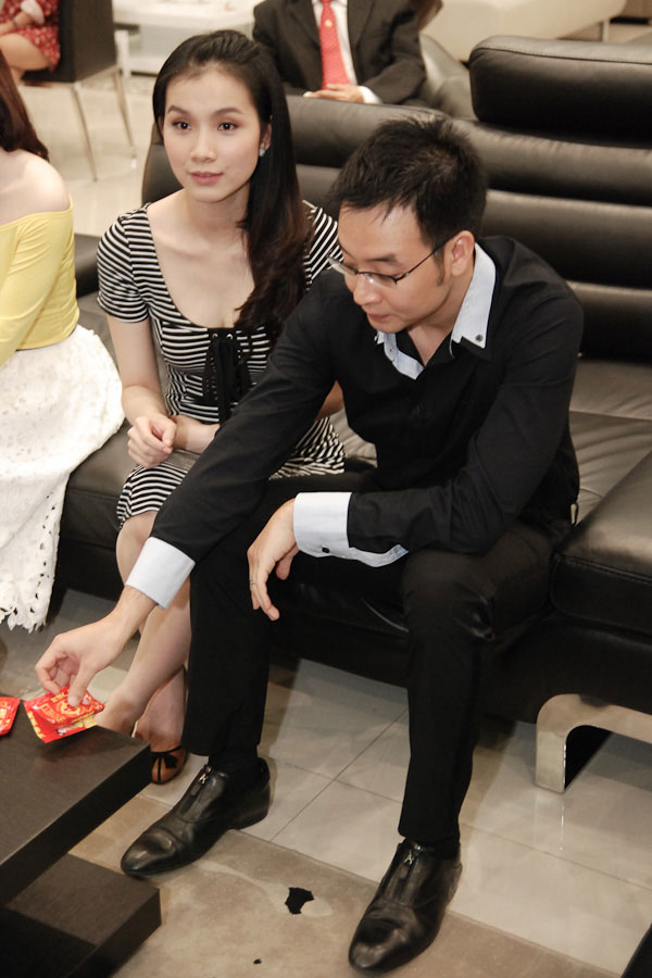 Hoa hậu Thùy Lâm gầy ốm, tay trong tay không rời chồng nửa bước 1