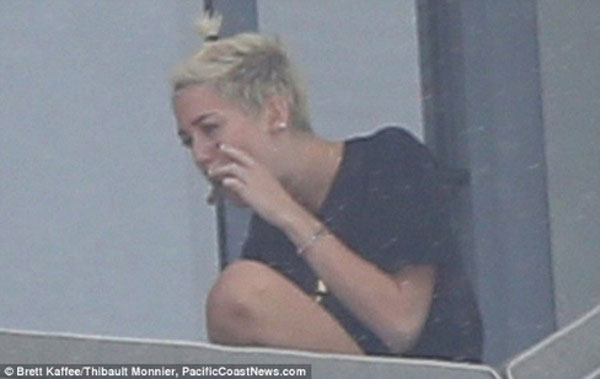 Nghi vấn Á quân American Idol đưa cần sa cho Miley Cyrus 3
