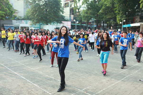 Á hậu Hoàng Anh siêu đáng yêu nhảy flashmob cùng giới trẻ Hà Nội 3