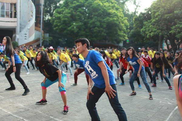 Á hậu Hoàng Anh siêu đáng yêu nhảy flashmob cùng giới trẻ Hà Nội 8